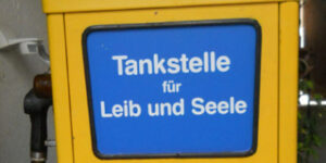 Zapfsäule der Tankstelle für Leib und Seele