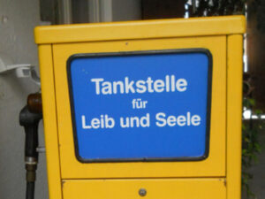 Zapfsäule der Tankstelle für Leib und Seele